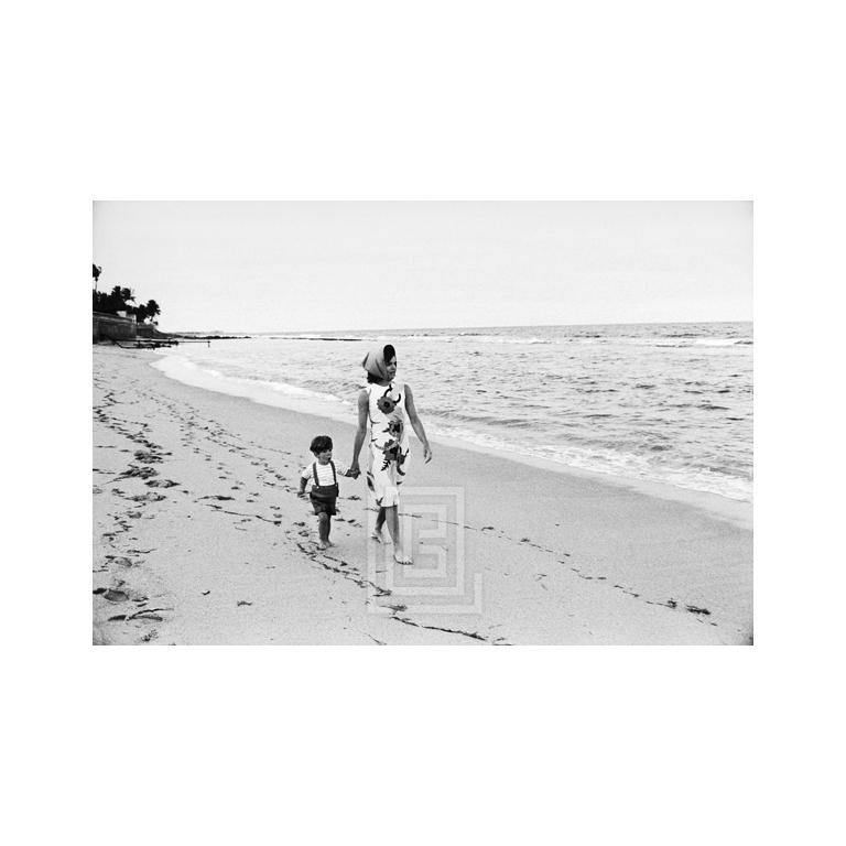 Black and White Photograph de Mark Shaw - Kennedy, Jackie y John Jr. Caminando por la playa, 1963