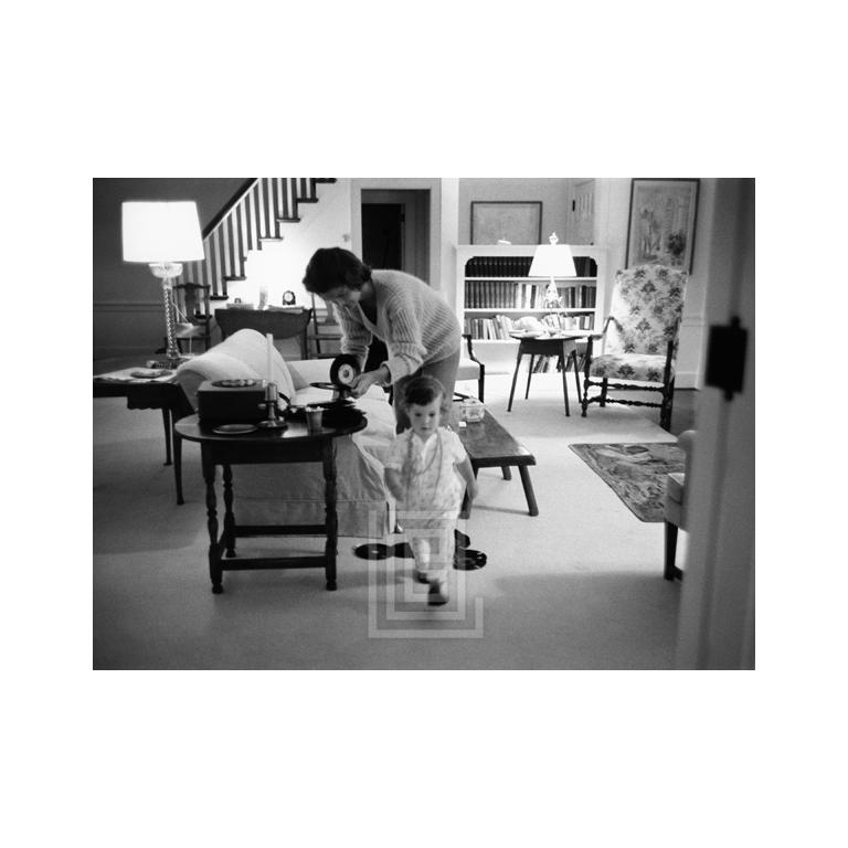 Figurative Photograph de Mark Shaw - Kennedy, Jackie juega a los discos con Caroline en Hyannis Port