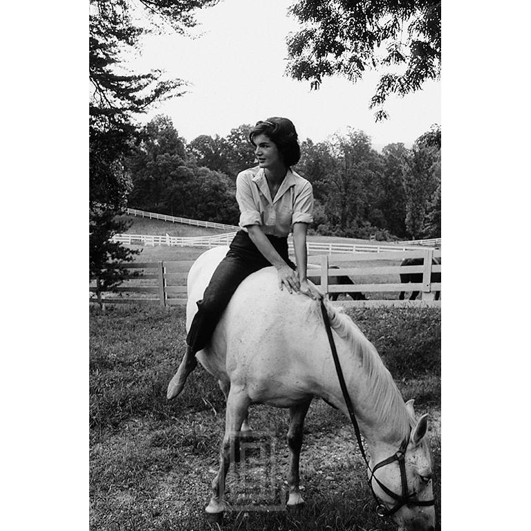 Black and White Photograph Mark Shaw - Jackie Kennedy, Jackie Rides - Cheval blanc, regardant vers la droite, 1963