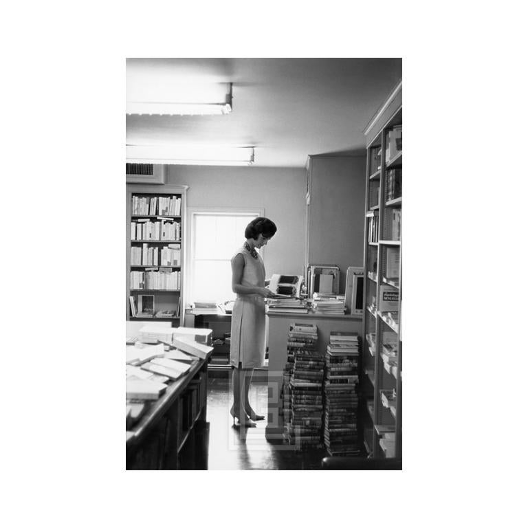 Mark Shaw Figurative Photograph – Jackie Kennedy, Jackie beim Einkaufen im Georgetown Bookstore