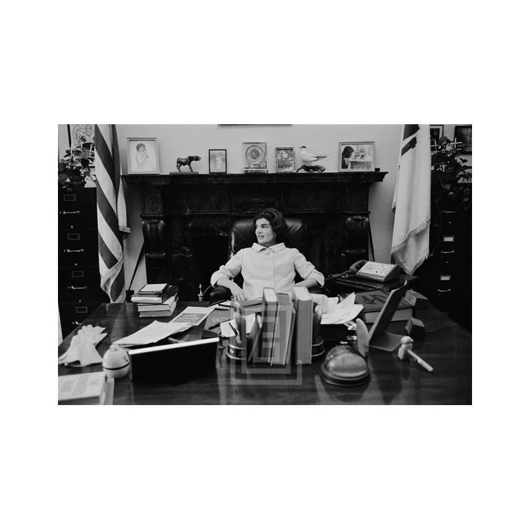 Mark Shaw Black and White Photograph – Kennedy, Jackie sitzt am Senatsschreibtisch von JFKs, 1959