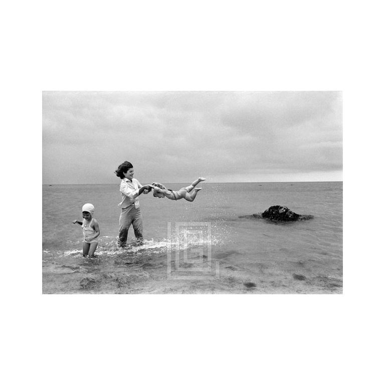 Mark Shaw Black and White Photograph – Jackie Kennedy, Jackie Swings Caroline mit einem jungen Kennedy Cousin, der zusieht, 1959