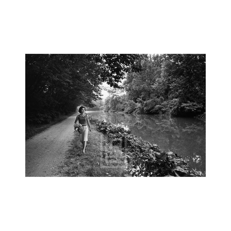 Black and White Photograph di Mark Shaw - Kennedy, Jackie a spasso nel Wood, 1959