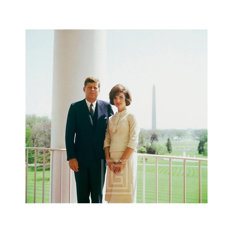 Mark Shaw Color Photograph – Kennedy, JFK und JBK Farbporträt mit Monument, 1961