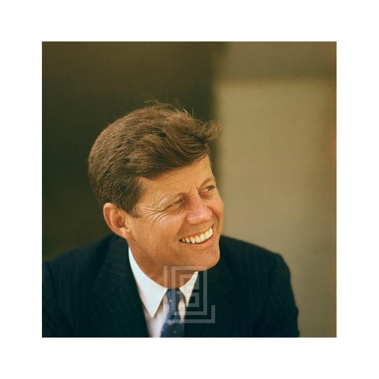 Mark Shaw Portrait Photograph – Kennedy Kennedy, John Farbporträt, glänzend links