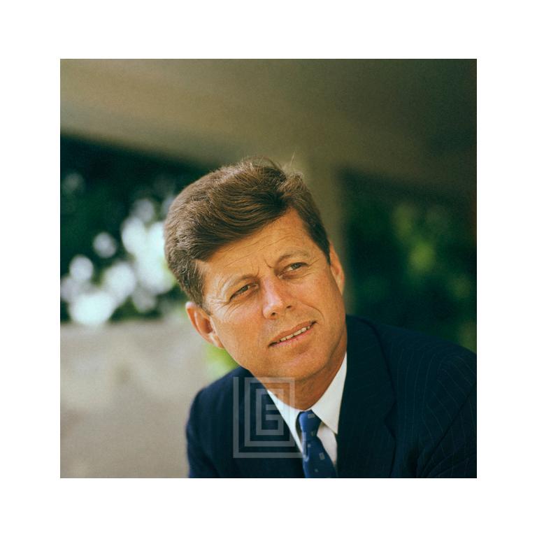 Mark Shaw Color Photograph – John Kennedy, John Farbporträt v1