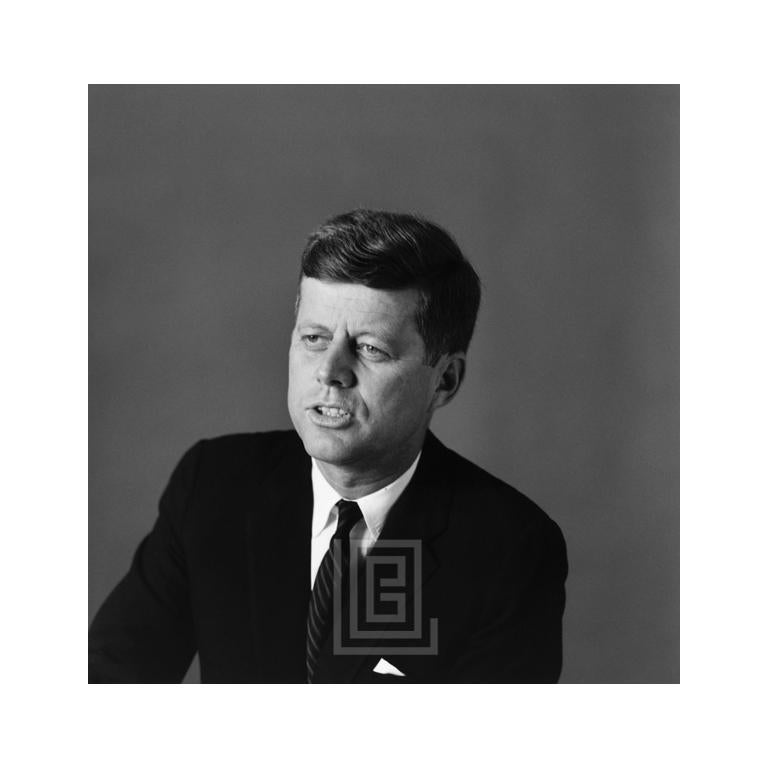 Mark Shaw Black and White Photograph – Kennedy Kennedy, John F. Porträt, linke Schulterfront, Talking v1, 1959