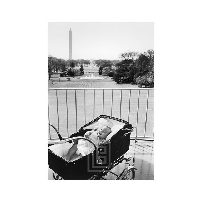 Black and White Photograph Mark Shaw - Kennedy, John Jr. sur le balcon d'une crèche de la Maison Blanche