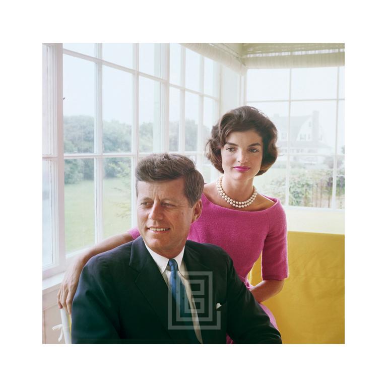 Mark Shaw Figurative Photograph – Kennedy Kennedy, John mit Jackie in Rosa, Gelbes Zimmer, Blick nach rechts, 1959