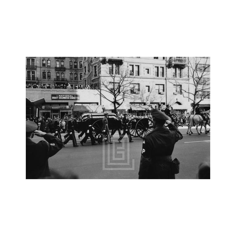 Black and White Photograph de Mark Shaw - Kennedy, Oficiales saludan el féretro de JFK, 1963