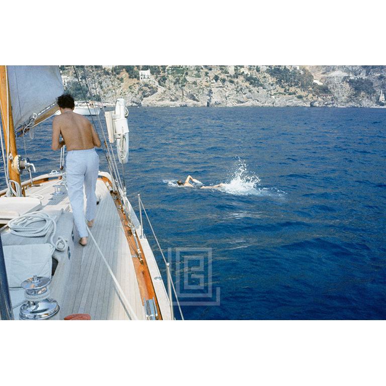Mark Shaw Color Photograph – Jackie Kennedy Ravello Trip, Jackie beim Schwimmen mit den Agnellis, 1962