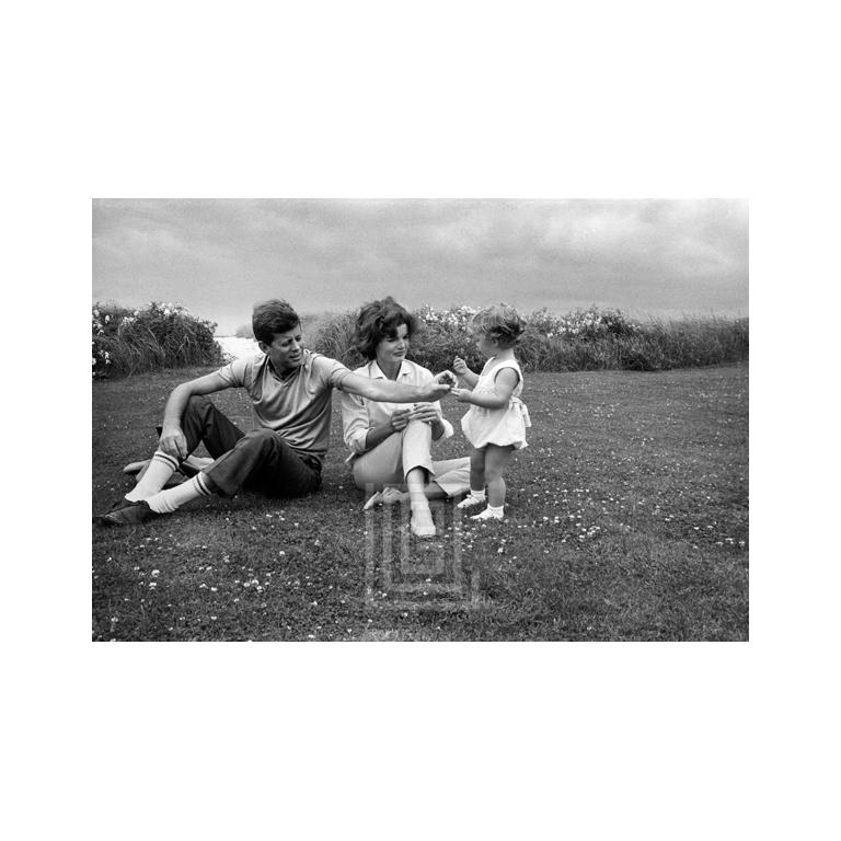 Figurative Photograph di Mark Shaw - John Kennedy, Hyannis Beach, John raggiunge Caroline, Jackie guarda, 1959
