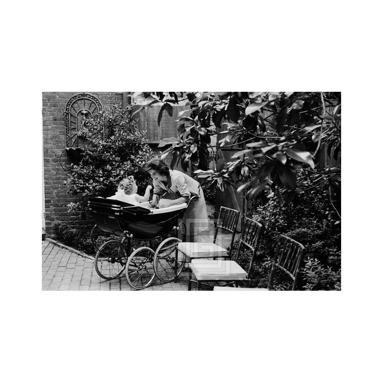 Black and White Photograph de Mark Shaw - Los Kennedy, Jackie y Caroline en cochecito de bebé, Ancho