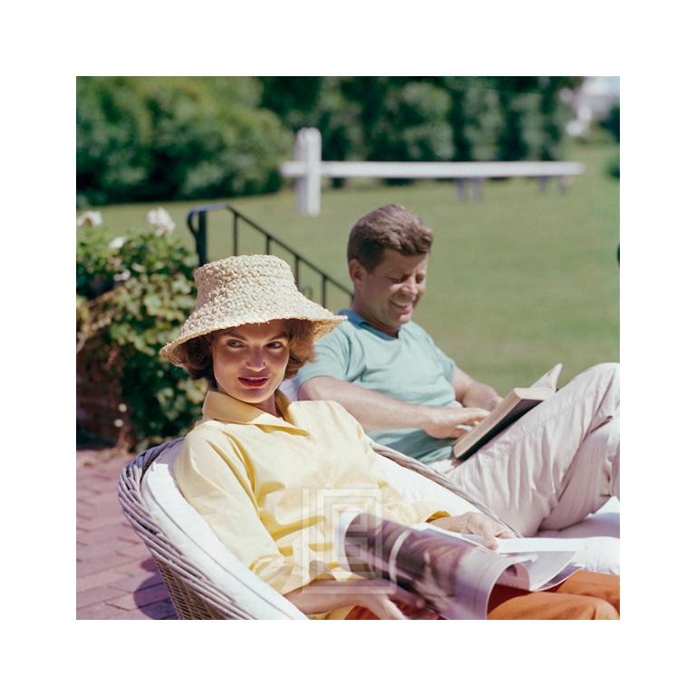Mark Shaw Portrait Photograph – Jackie Kennedys, Jackie mit Strohhut, JFK-Lese, 1959