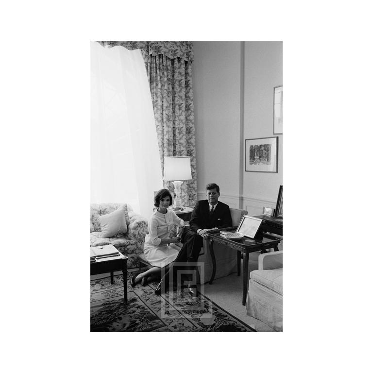 Portrait Photograph de Mark Shaw - Los Kennedy, JFK y Jackie, Retrato en pose