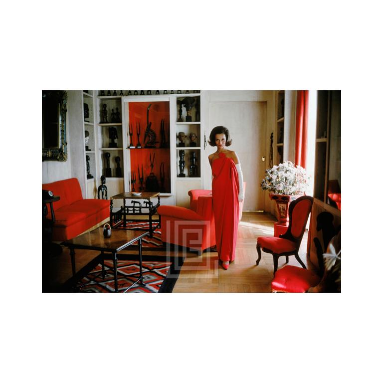 Mark Shaw Color Photograph – Lee Radziwill, Rotes Kleid im roten Raum, 1962.