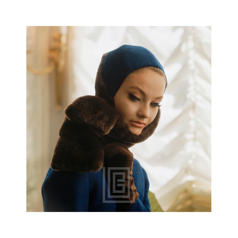 Figurative Photograph de Mark Shaw - Chica Mod, capucha de piel azul, 1961
