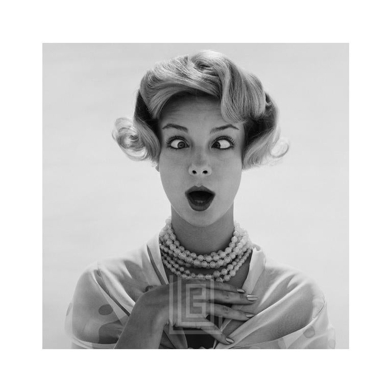 Mark Shaw Black and White Photograph – Mod-Mädchen, spielerisch überkreuzte Augen, 1958