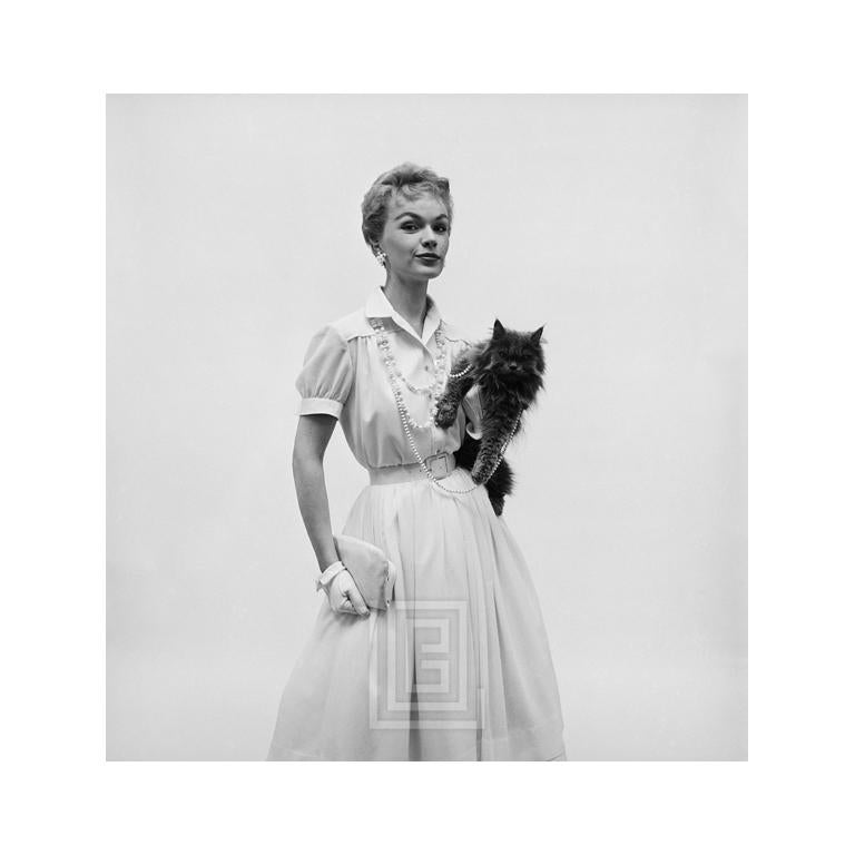 Black and White Photograph Mark Shaw - Modèle avec chat persan gris, 1954