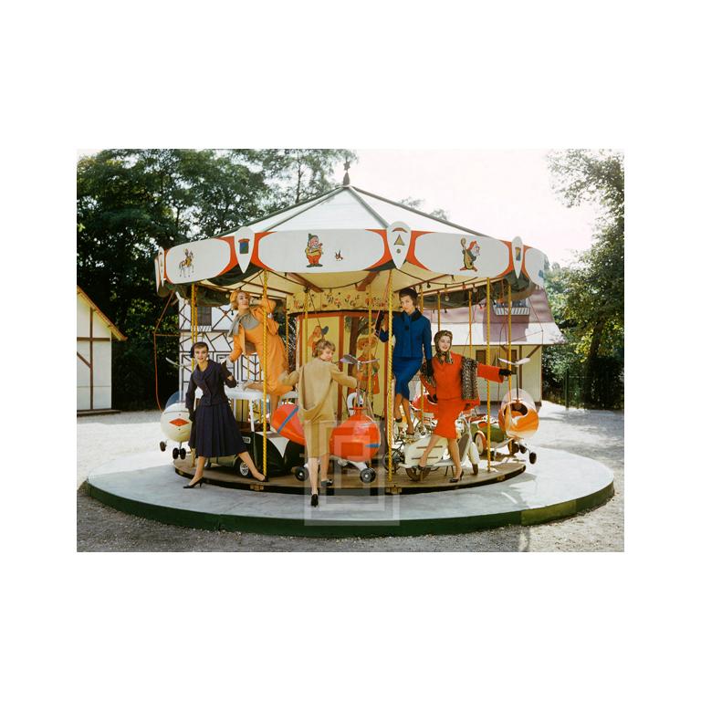 Mark Shaw Figurative Photograph – Modelle auf Karussell, Bois de Boulogne, Paris, 1957