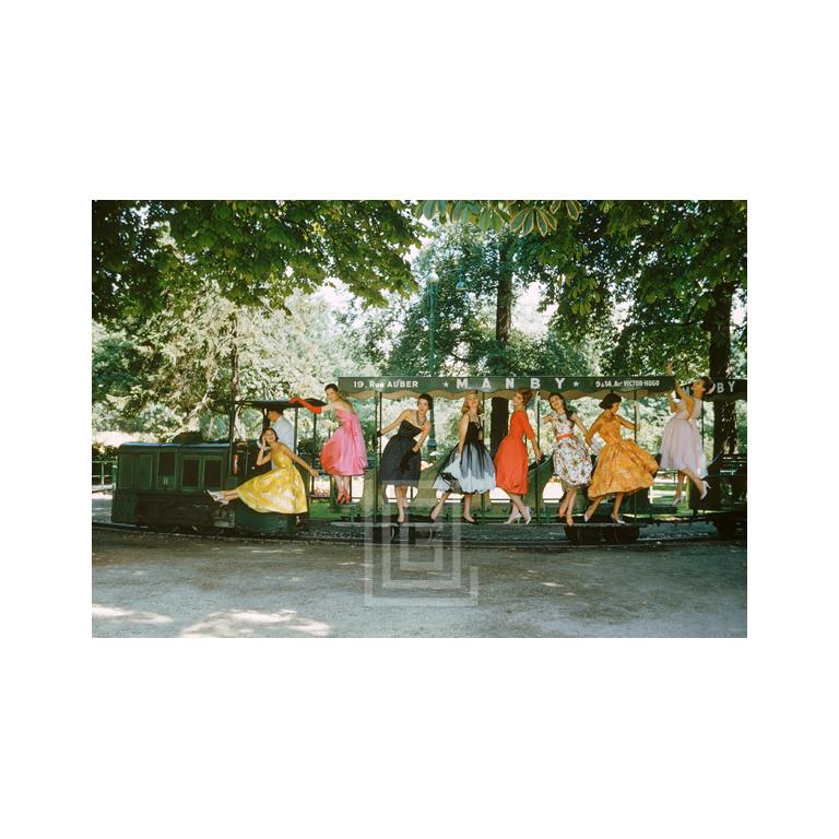 Color Photograph di Mark Shaw - Modelle in treno, Bois de Boulogne, Parigi, 1957