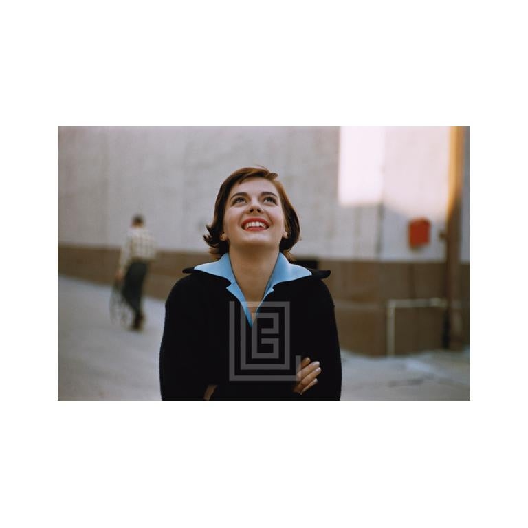 Mark Shaw Portrait Photograph – Natalie Wood Backlot-Porträt in schwarzem Pullover, 1956