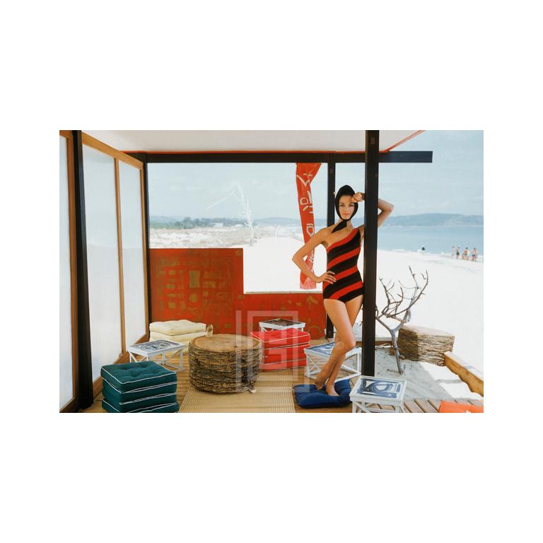 Mark Shaw Figurative Photograph – Ein-Schulter-Maillot in der St. Tropez Beach Cabana, 1961