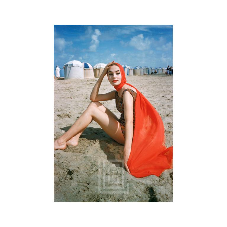 Mark Shaw Color Photograph – Orangefarbener Schal am Strand von Trouville, 1957