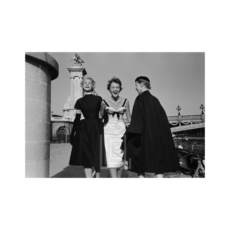 Mark Shaw Figurative Photograph – Paris, Dior „Drei Mädchen lachen“, 1953