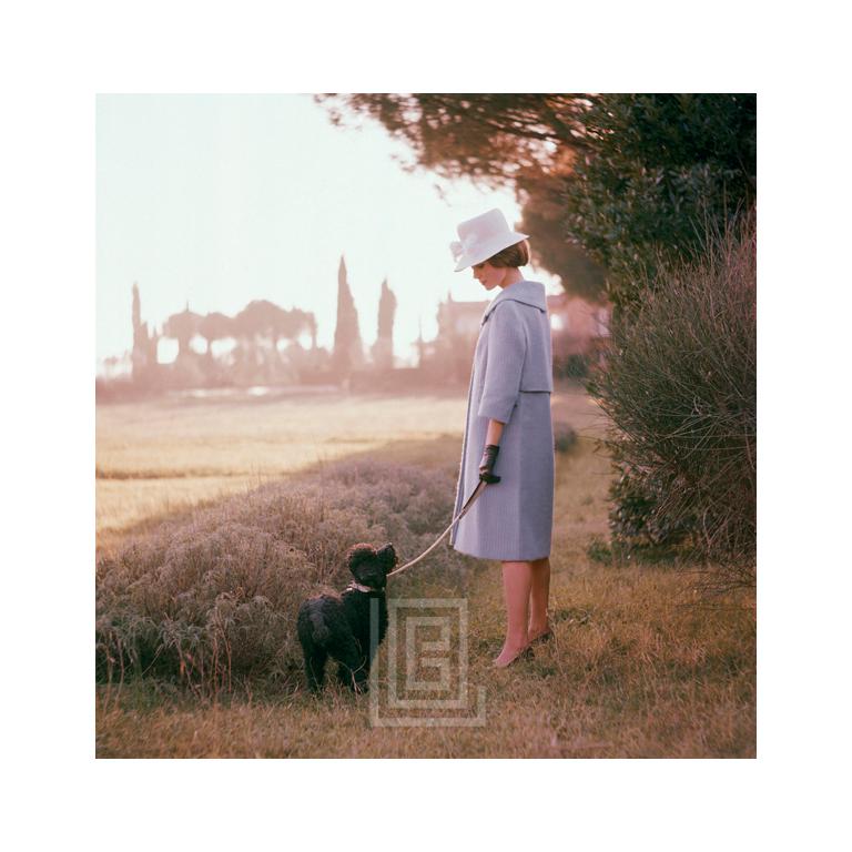 Figurative Photograph di Mark Shaw - Socialite parigina con barboncino a Parigi