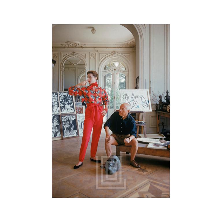Figurative Photograph di Mark Shaw - Picasso e teschio con Bettina che indossa McCardell, verticale, 1955