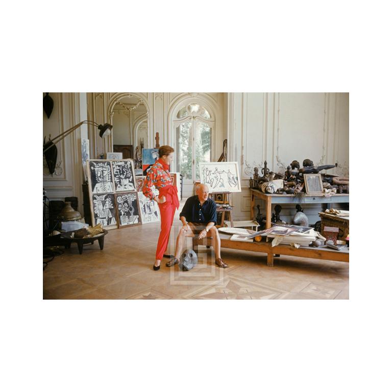 Mark Shaw Color Photograph – Picasso und Schädel mit Bettina in McCardell, breit, wegblickend, 1955