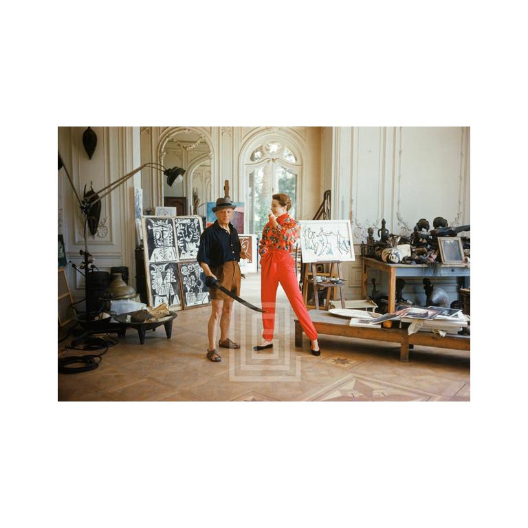 Color Photograph di Mark Shaw - Picasso con Bettina e la spada, 1955
