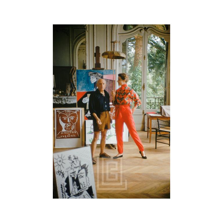 Color Photograph di Mark Shaw - Picasso con Bettina e ombrello, 1955