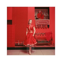 Robe Sari rouge dans une pièce rouge à  Musée du MOMA, 1955