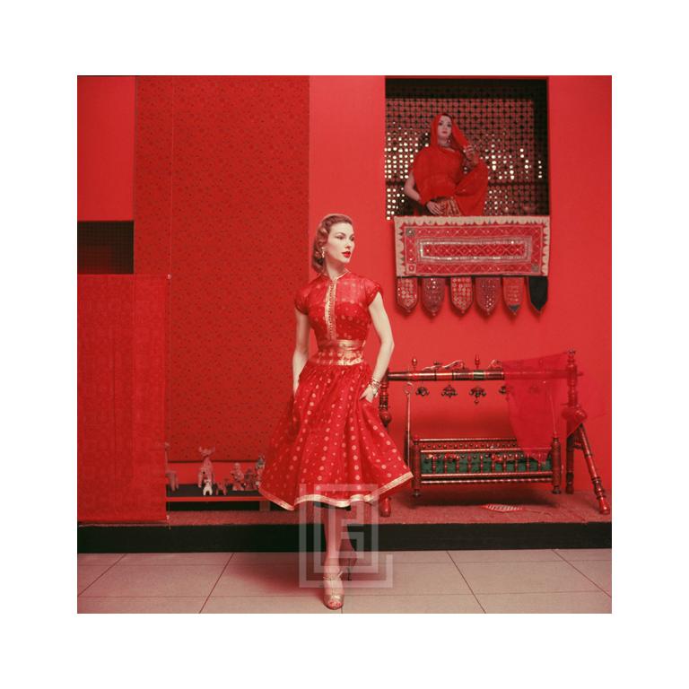 Mark Shaw Color Photograph – Rotes Sari-Kleid im roten Raum bei  MOMA, 1955