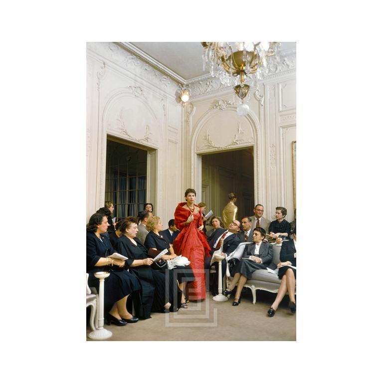 Color Photograph Mark Shaw - Salon Dior - Robe rouge « Man Agog » pour homme, 1954