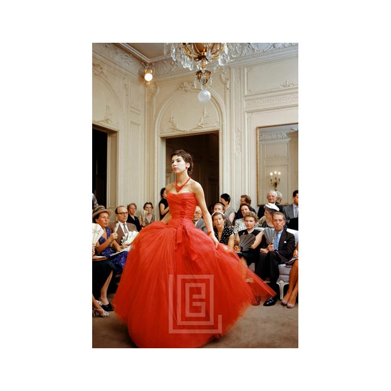 Mark Shaw Color Photograph – Salon Dior, Victoire Wears Dior Rotes Kleid, 1954.