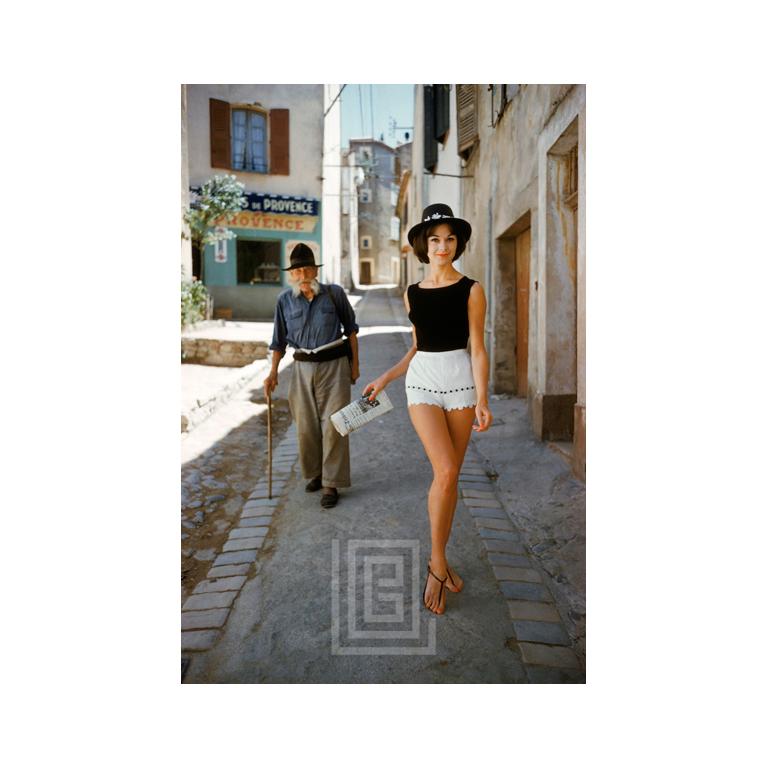 Color Photograph Mark Shaw - Modèle de St. Tropez en short avec admirateur, 1961