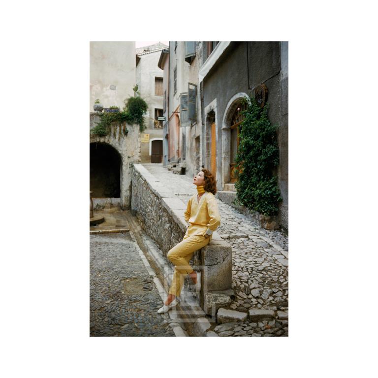 Mark Shaw Color Photograph – St. Tropez Modell in gelbem Ensemble, 1956