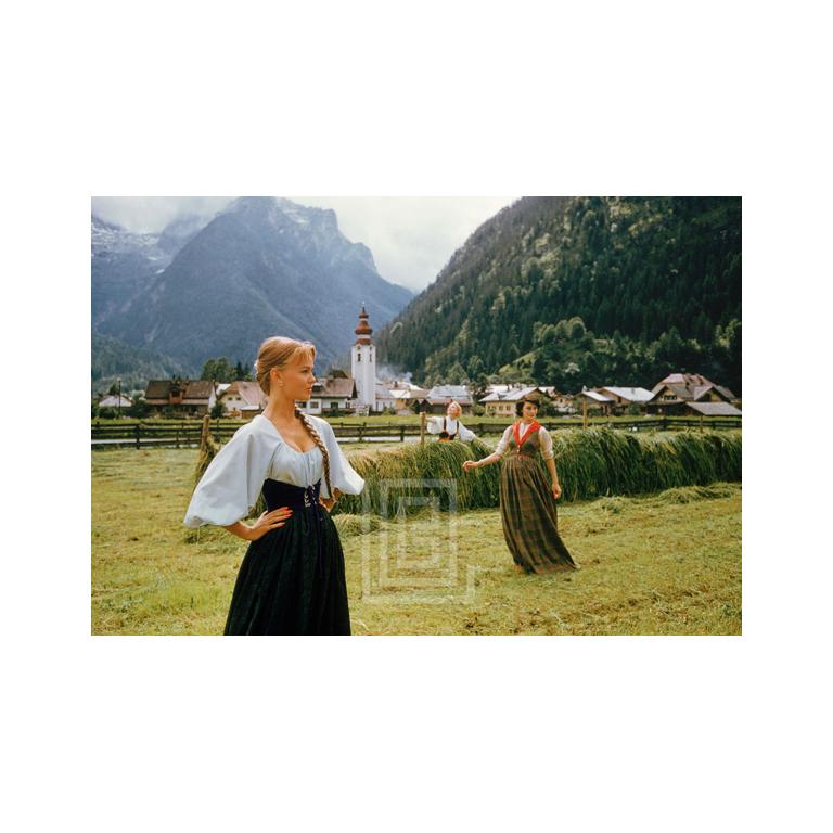 Color Photograph di Mark Shaw - Tre modelli a McCardell, Austria, 1956