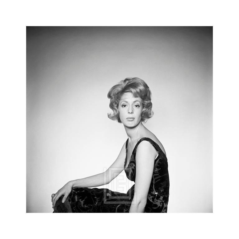 Portrait Photograph de Mark Shaw - Tiger Morse Vestido negro b3, 1961