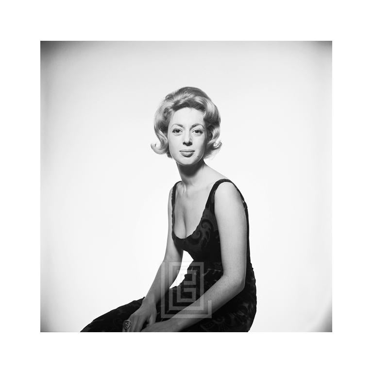 Mark Shaw Black and White Photograph – Tiger Morse Schwarzes Kleid c11, 1961