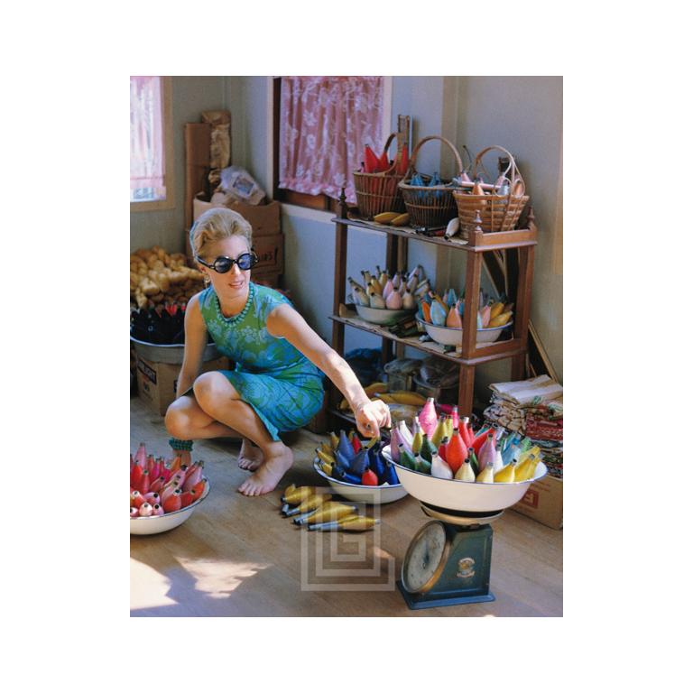 Figurative Photograph di Mark Shaw - Tiger Morse in Bluegreen, Bobbins, 1962