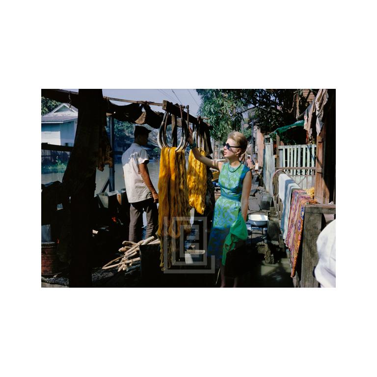 Figurative Photograph di Mark Shaw - Tiger Morse in Bluegreen con Yellow Hanks 04, 1962