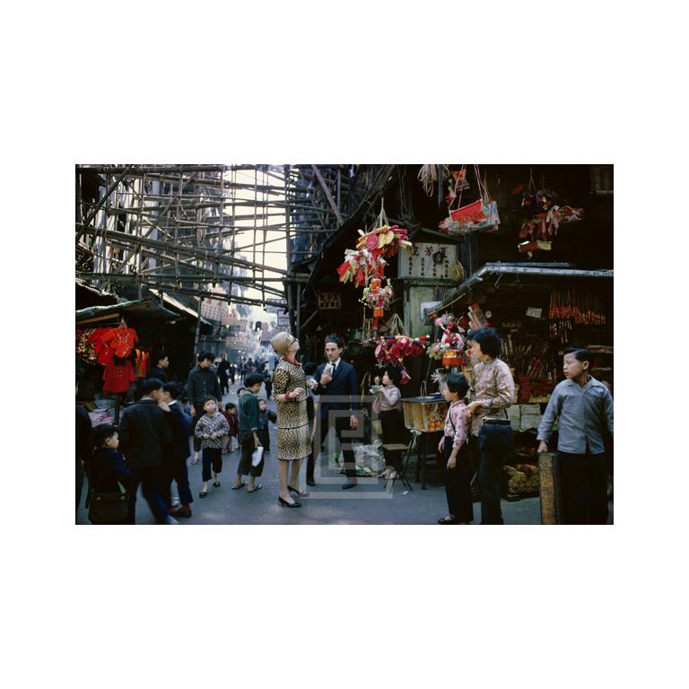 Color Photograph Mark Shaw - Tigre morse en imprimé léopard, bambou, 1962