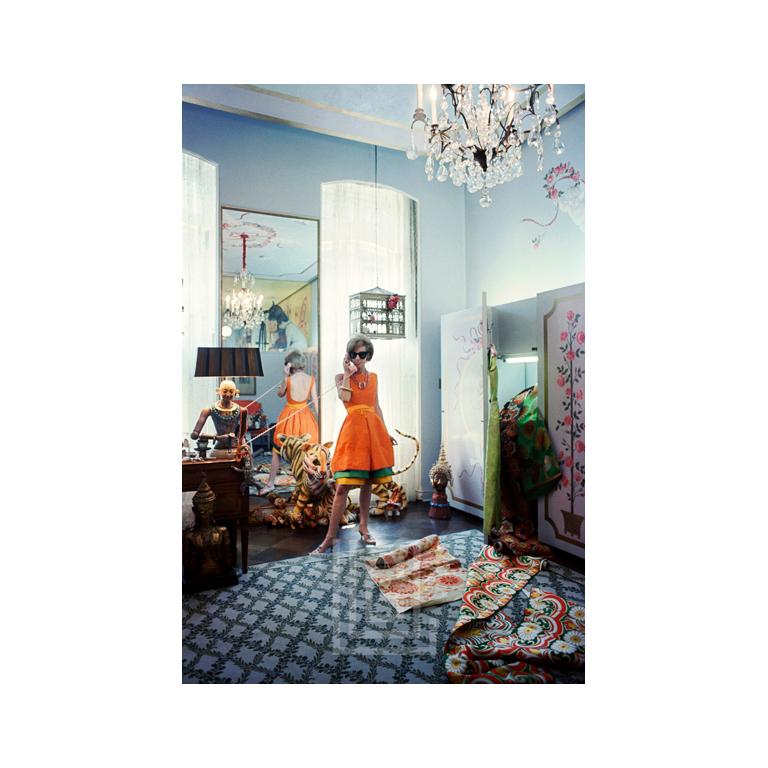 Mark Shaw Figurative Photograph – Tiger Morse in Orange auf Telefon 01, New York, 1962