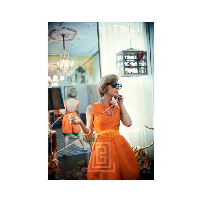 Mark Shaw Figurative Photograph – Tiger Morse in Orange auf Telefon 10, New York, 1962