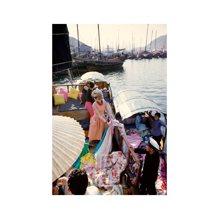 Color Photograph di Mark Shaw - Tiger Morse in Peach Boat 01, Hong Kong, 1962