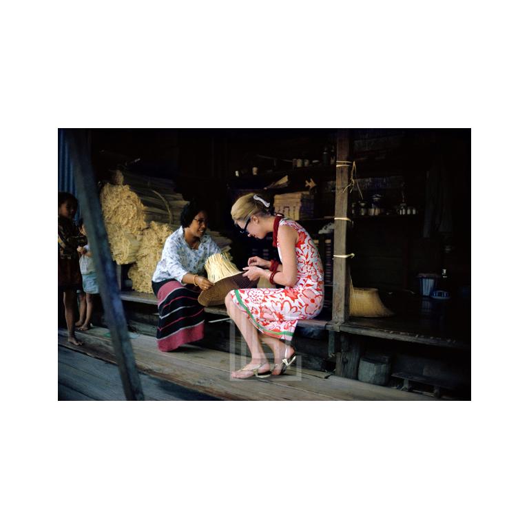 Color Photograph di Mark Shaw - Tiger Morse in bianco ispeziona il cappello 02, 1962